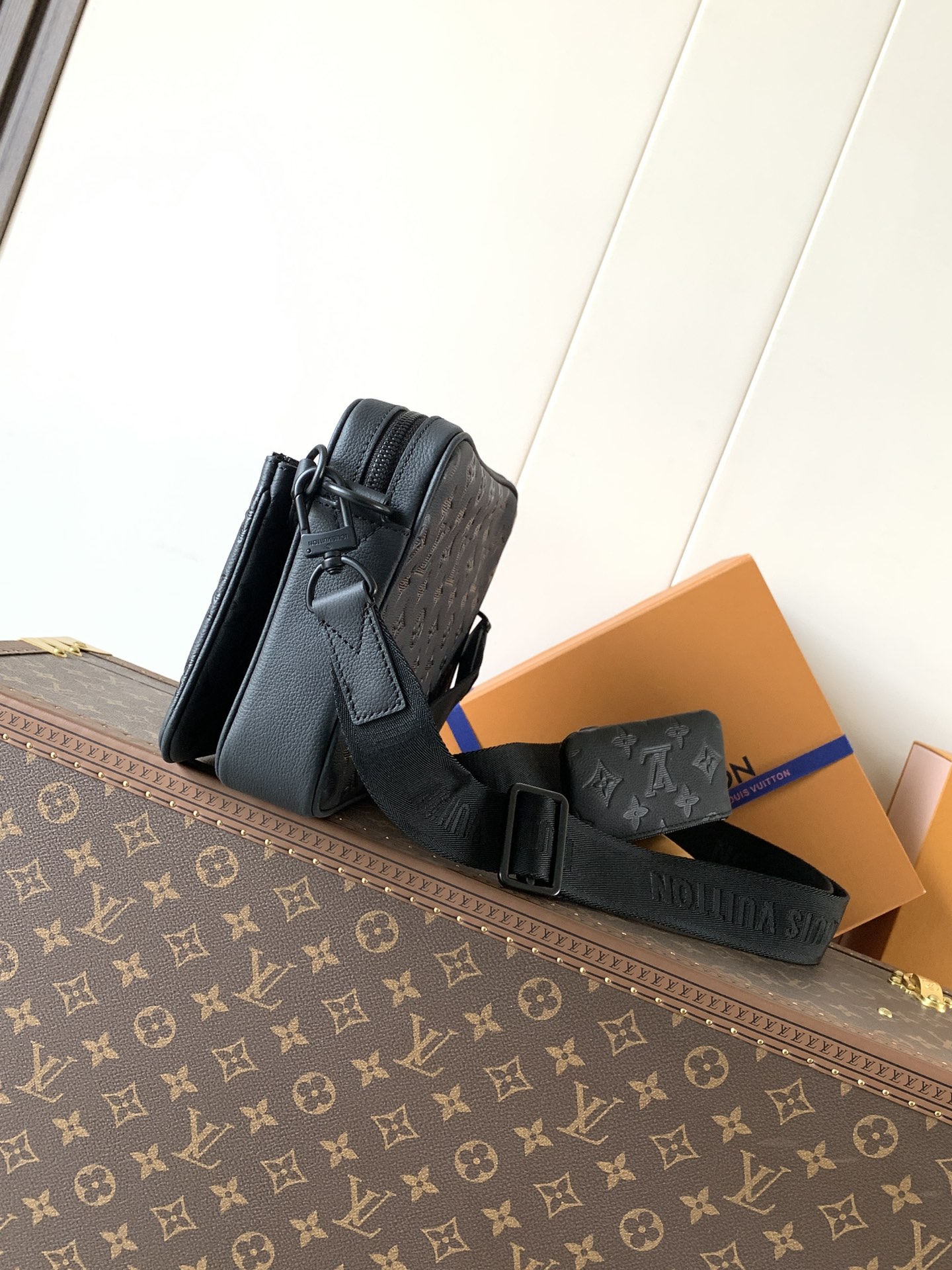 Louis Vuitton Messenger Bag Cow Leather Black M-s