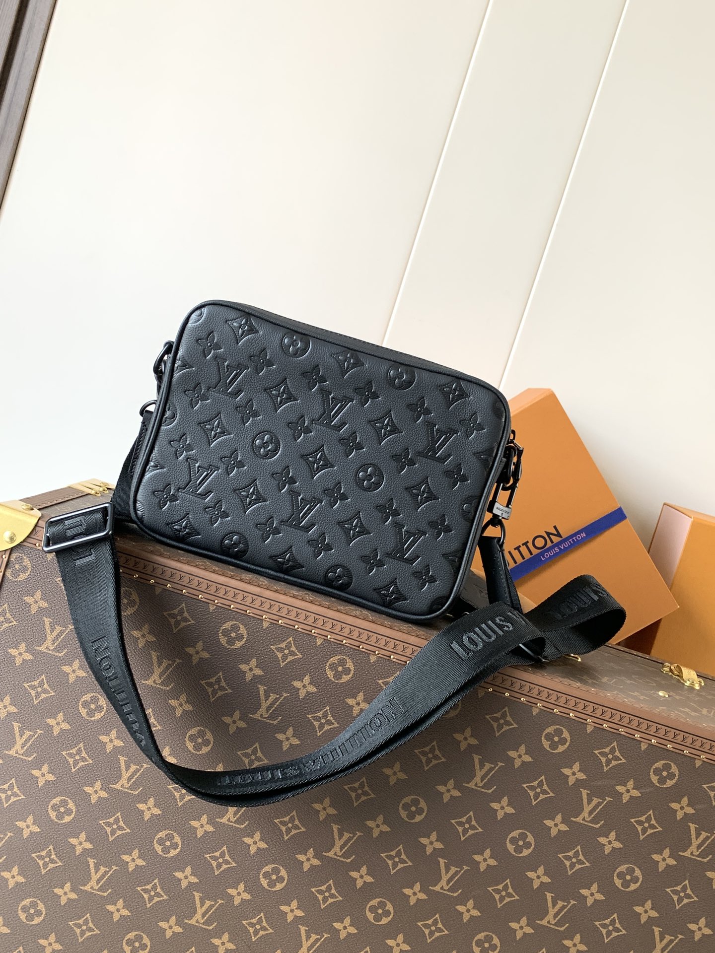 Louis Vuitton Messenger Bag Cow Leather Black M-s