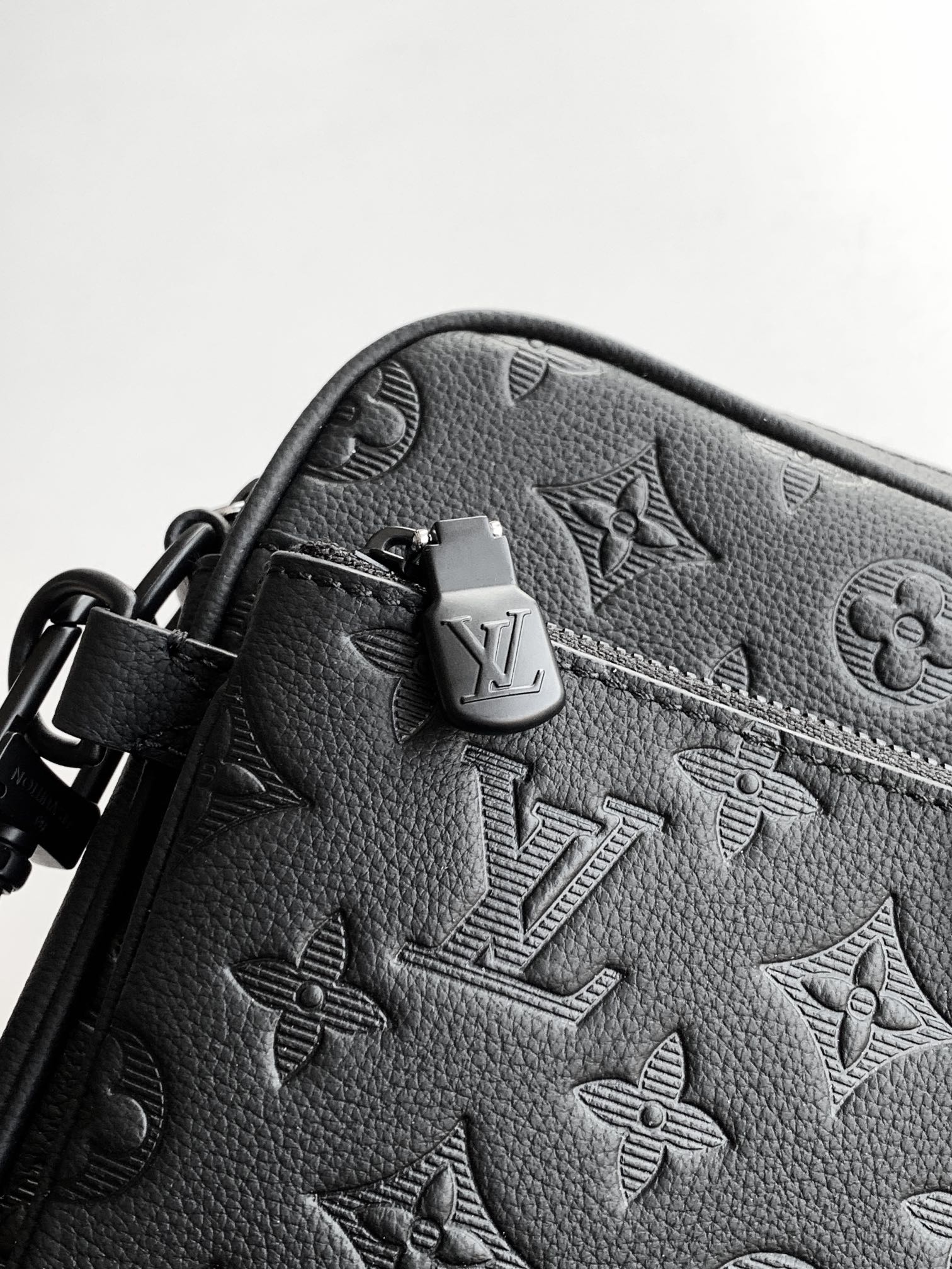 Louis Vuitton Messenger Bag Cow Leather Black M-s