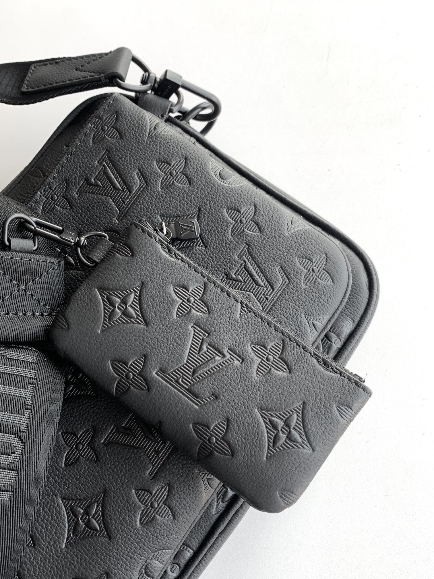 Louis Vuitton Messenger Bag Cow Leather Black M-s