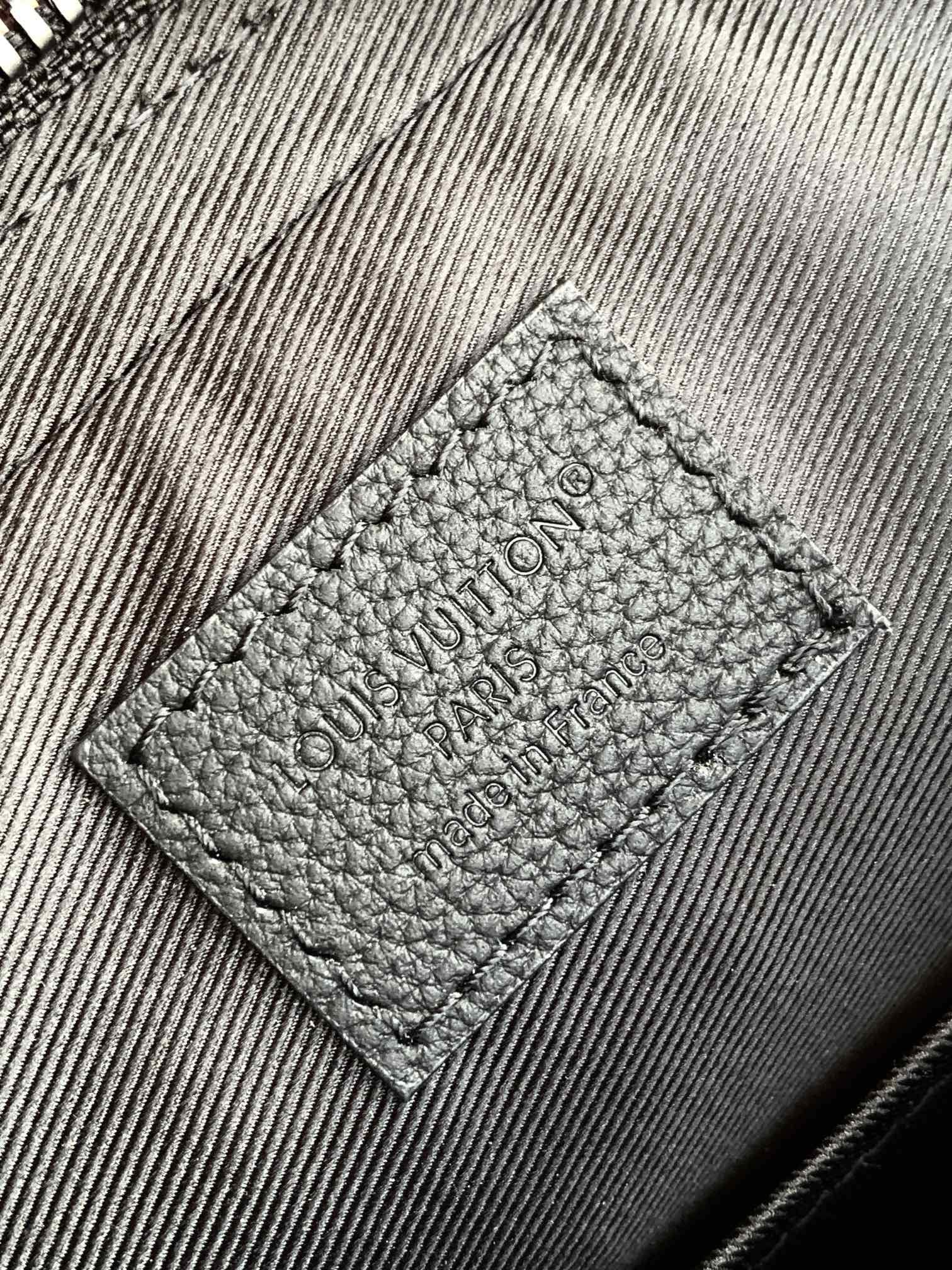 Louis Vuitton Messenger Bag Cow Leather Black M-s