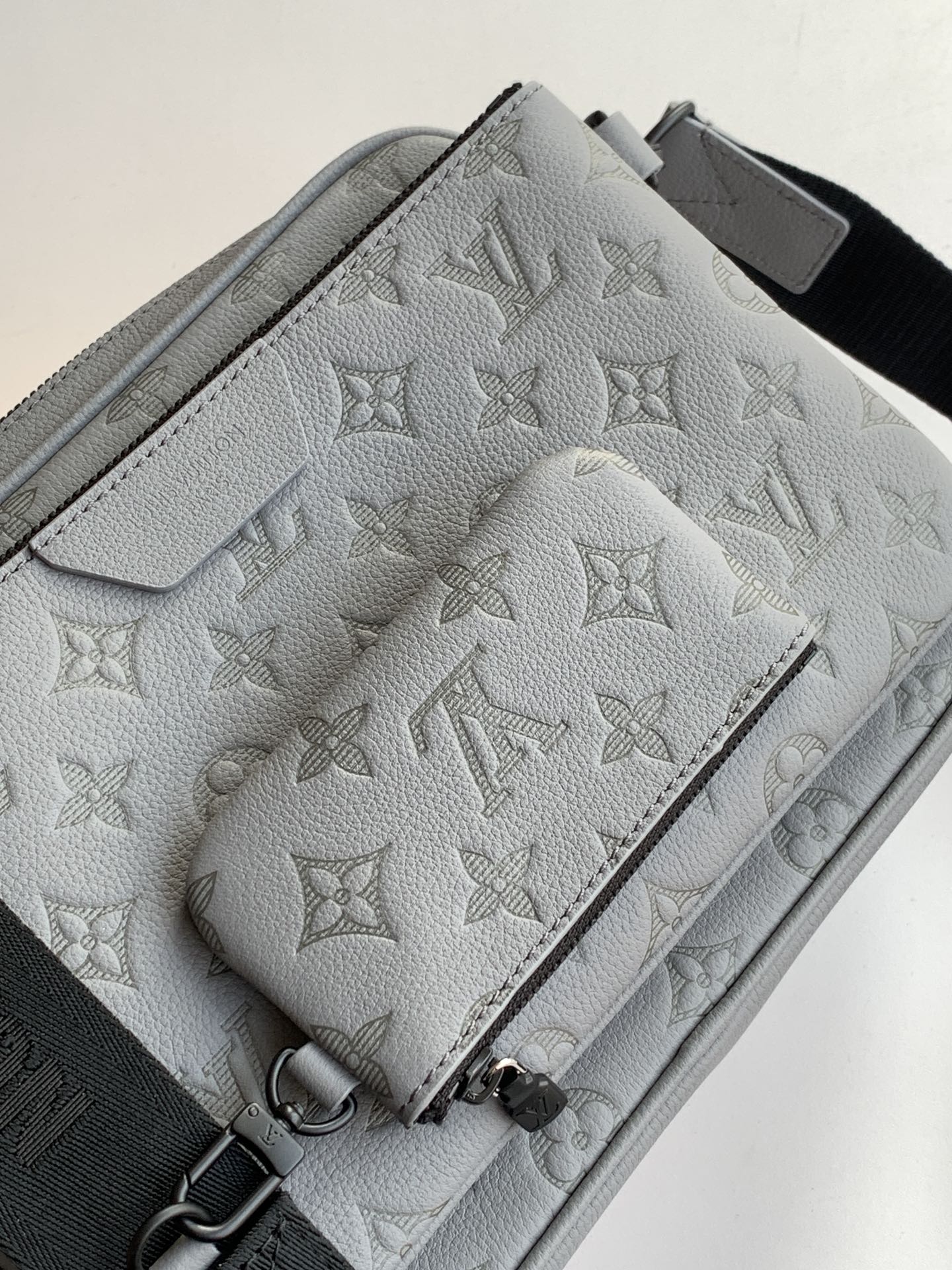 Louis Vuitton Messenger Bag Cow Leather Gray M-s