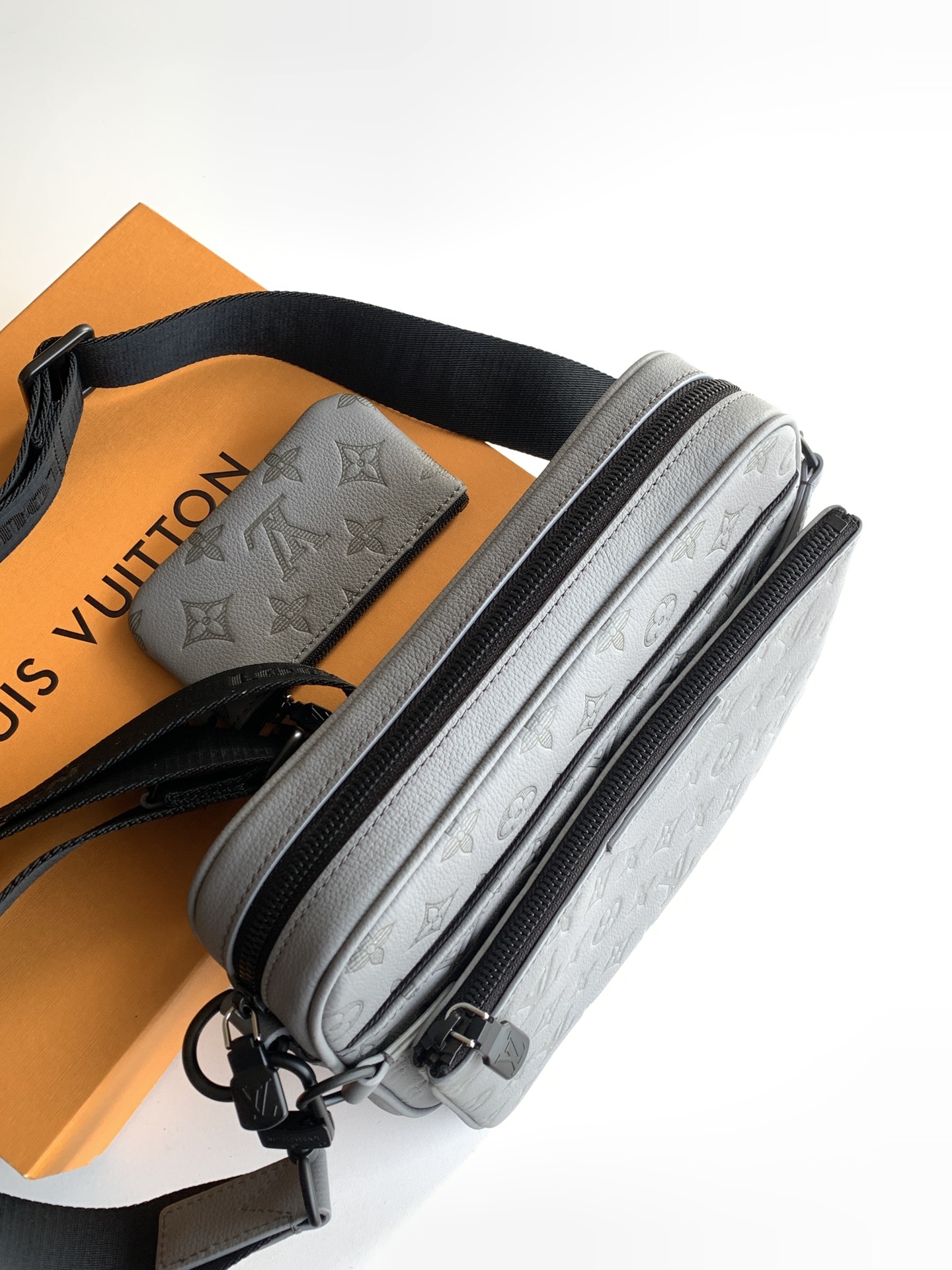 Louis Vuitton Messenger Bag Cow Leather Gray M-s