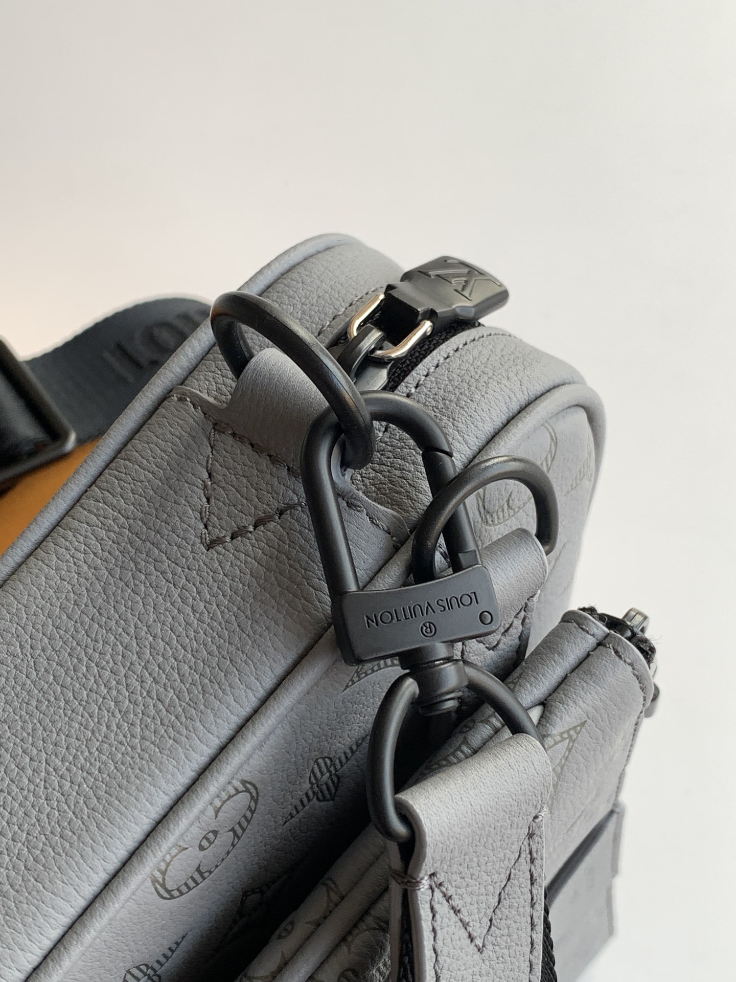 Louis Vuitton Messenger Bag Cow Leather Gray M-s