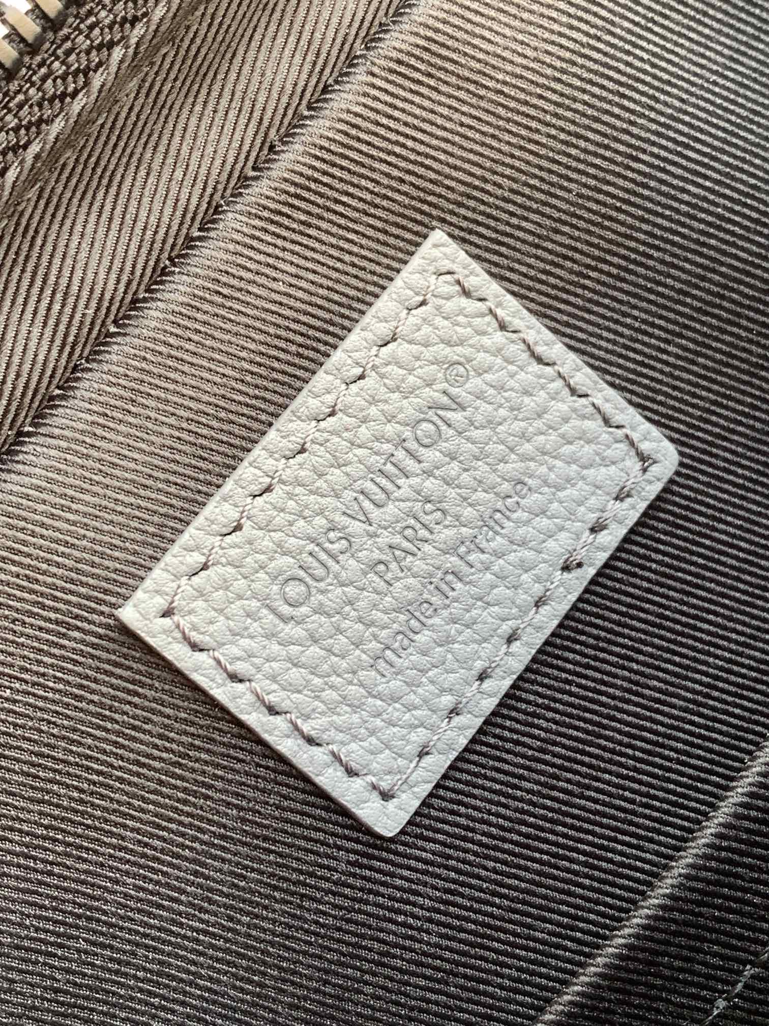 Louis Vuitton Messenger Bag Cow Leather Gray M-s