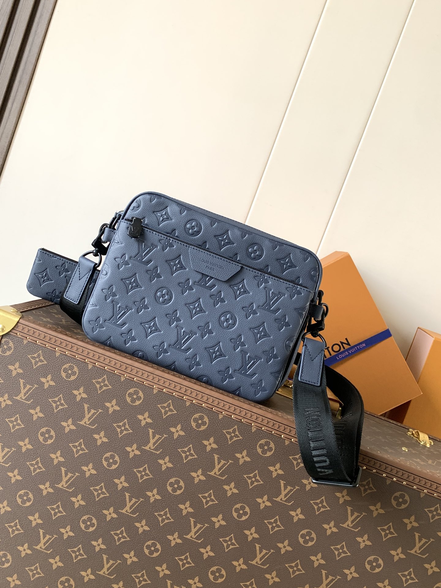 Louis Vuitton Messenger Bag Cow Leather Blue M-s