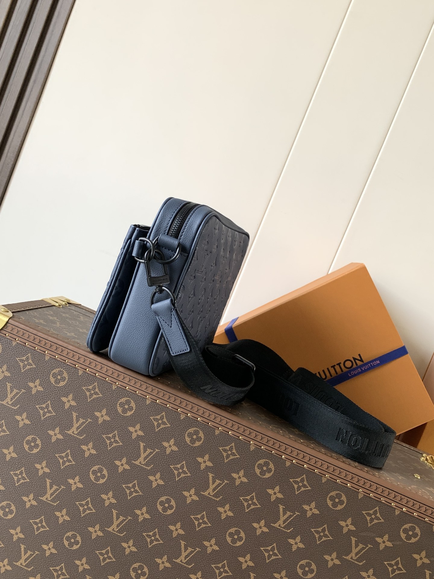 Louis Vuitton Messenger Bag Cow Leather Blue M-s