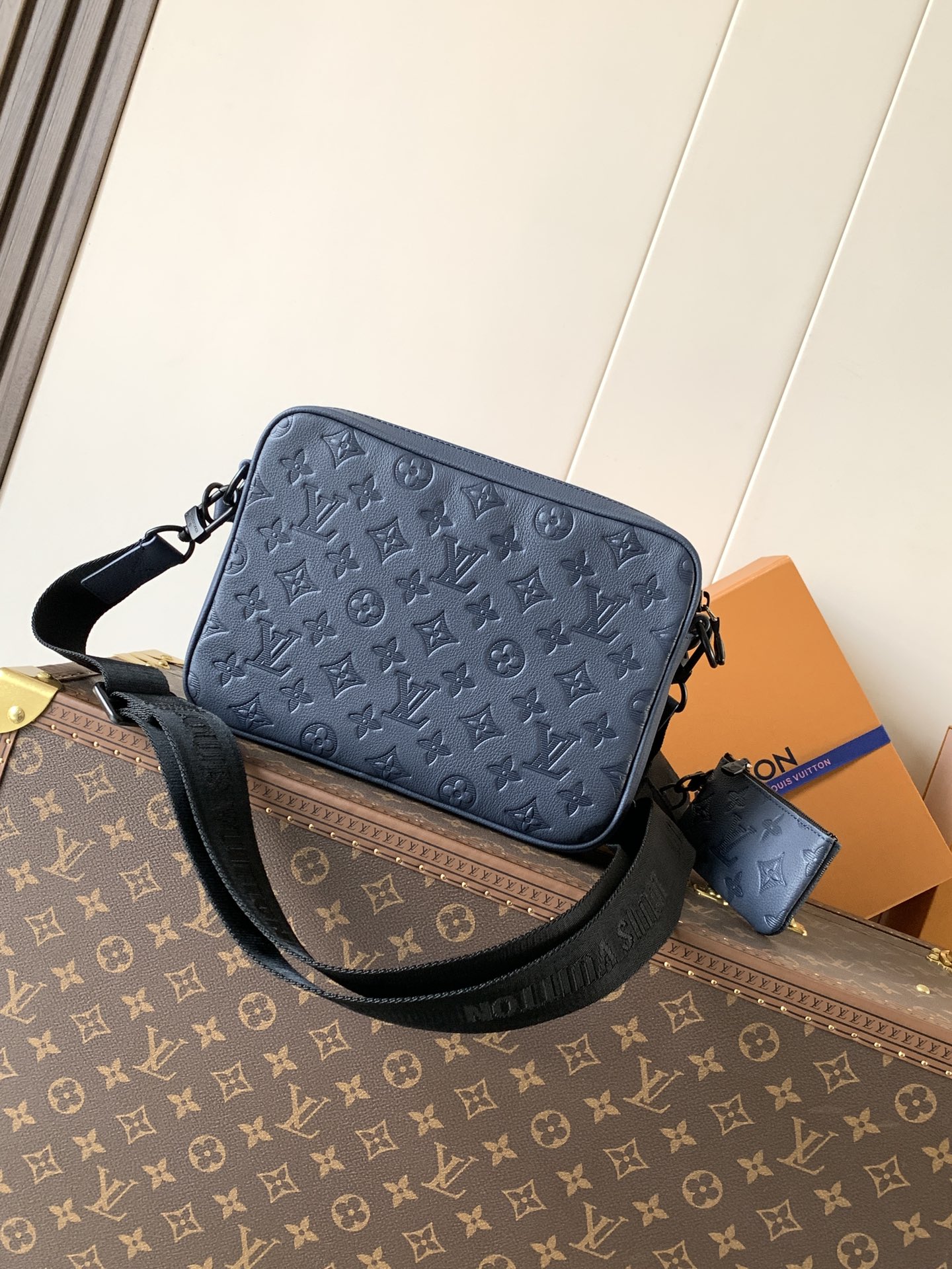 Louis Vuitton Messenger Bag Cow Leather Blue M-s
