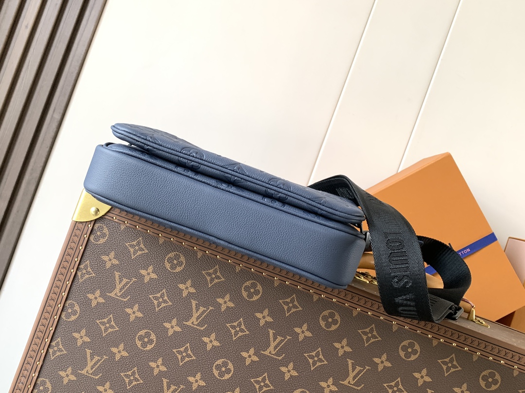 Louis Vuitton Messenger Bag Cow Leather Blue M-s