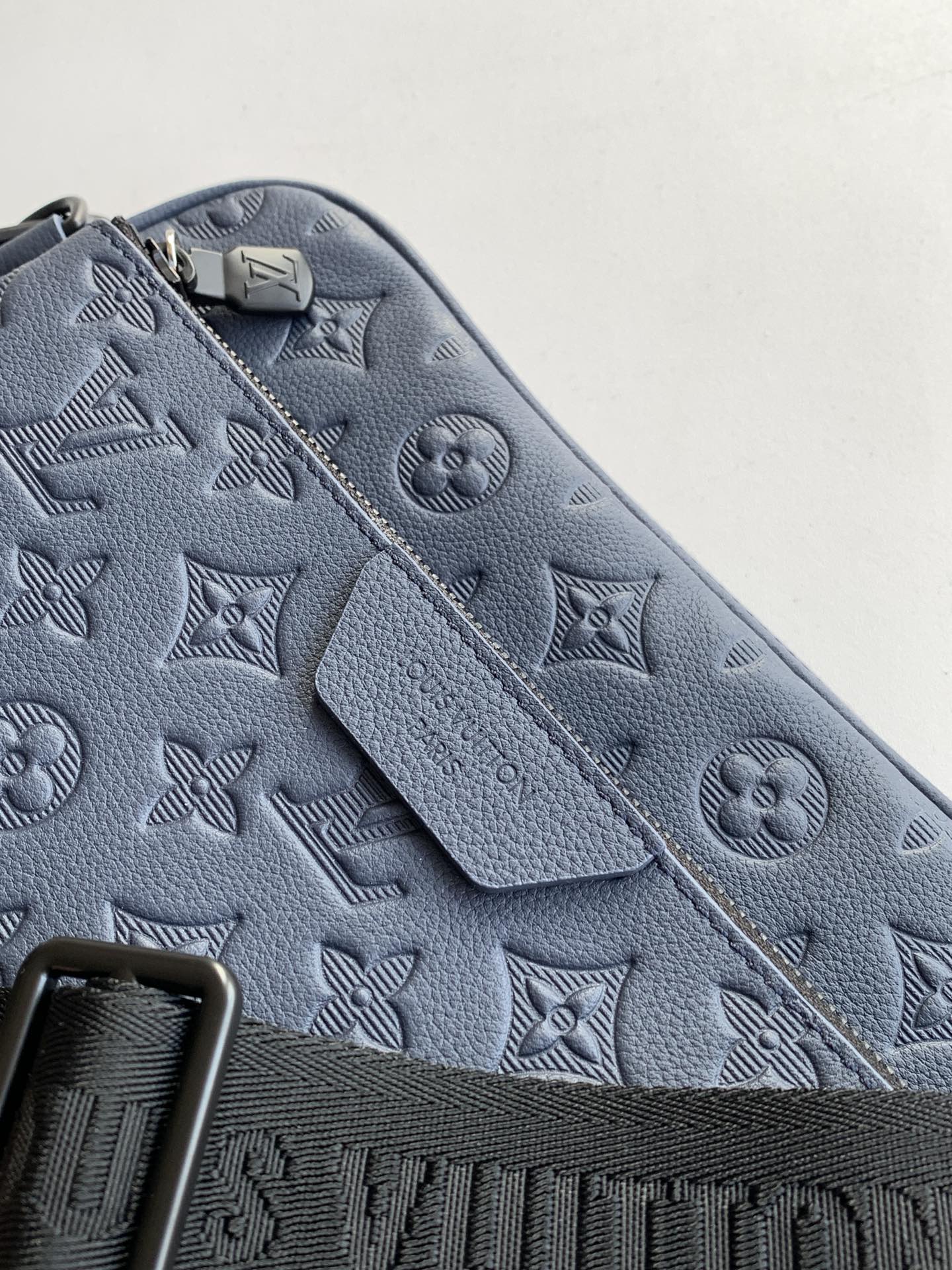 Louis Vuitton Messenger Bag Cow Leather Blue M-s
