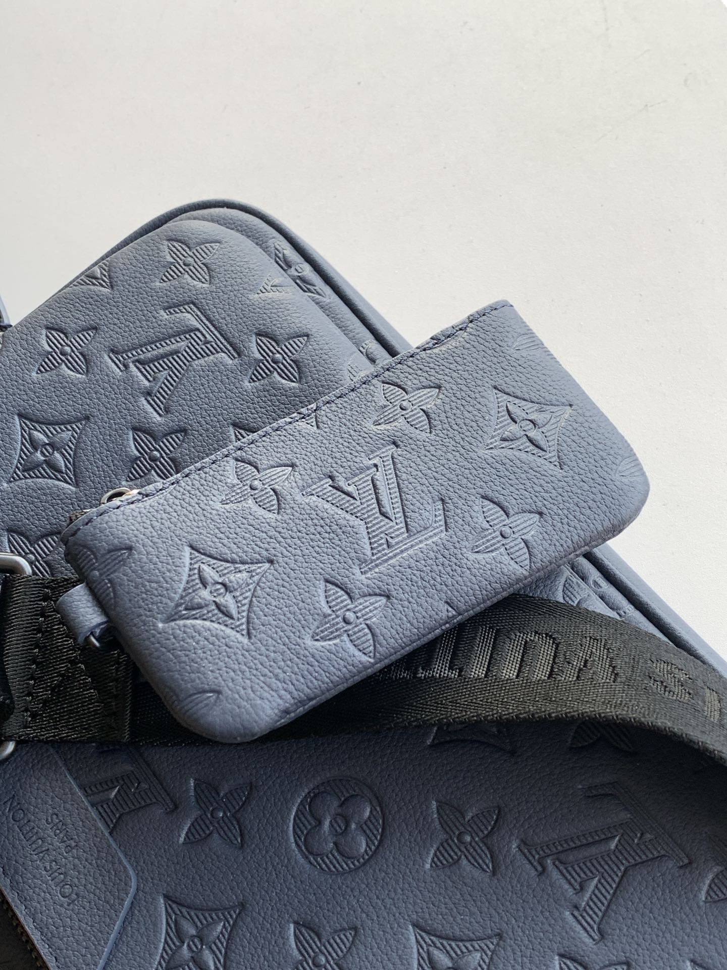 Louis Vuitton Messenger Bag Cow Leather Blue M-s