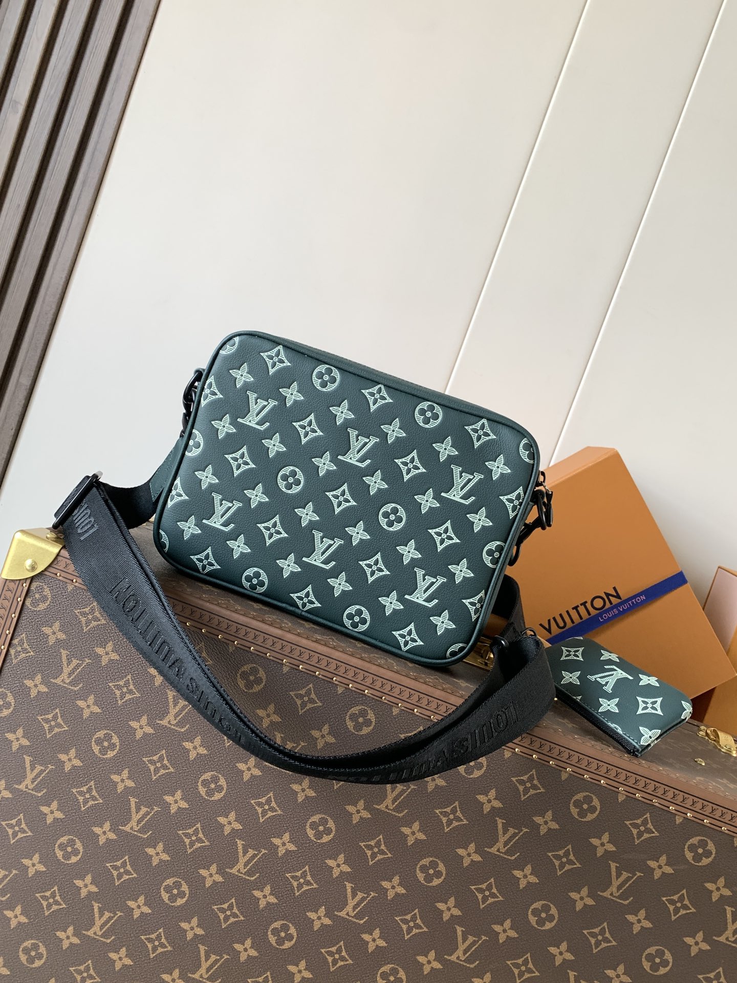 Louis Vuitton Messenger Bag Cow Leather Green M-s