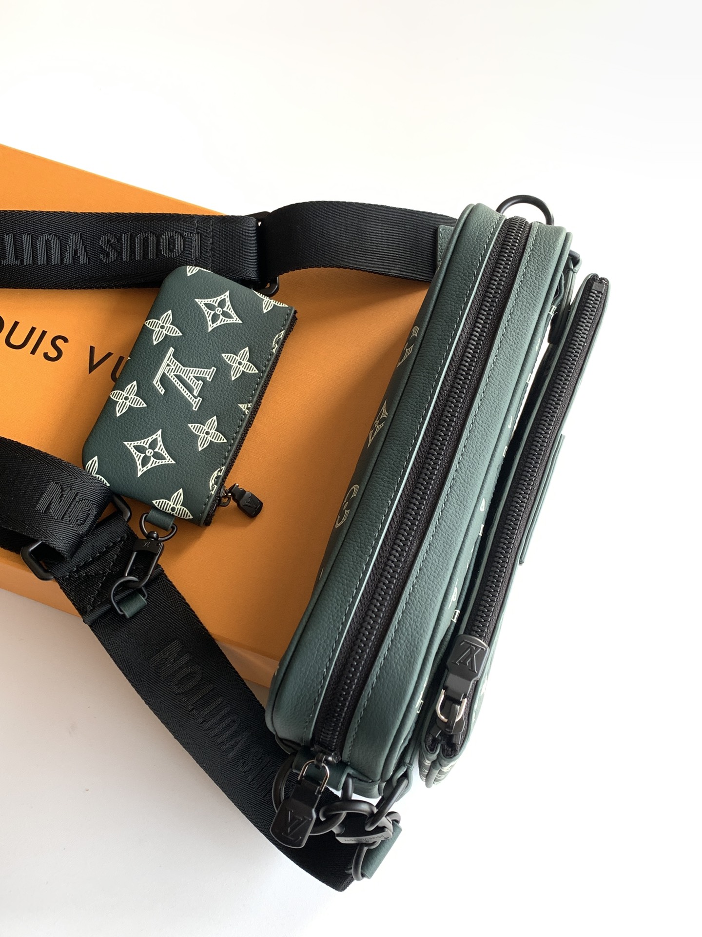 Louis Vuitton Messenger Bag Cow Leather Green M-s