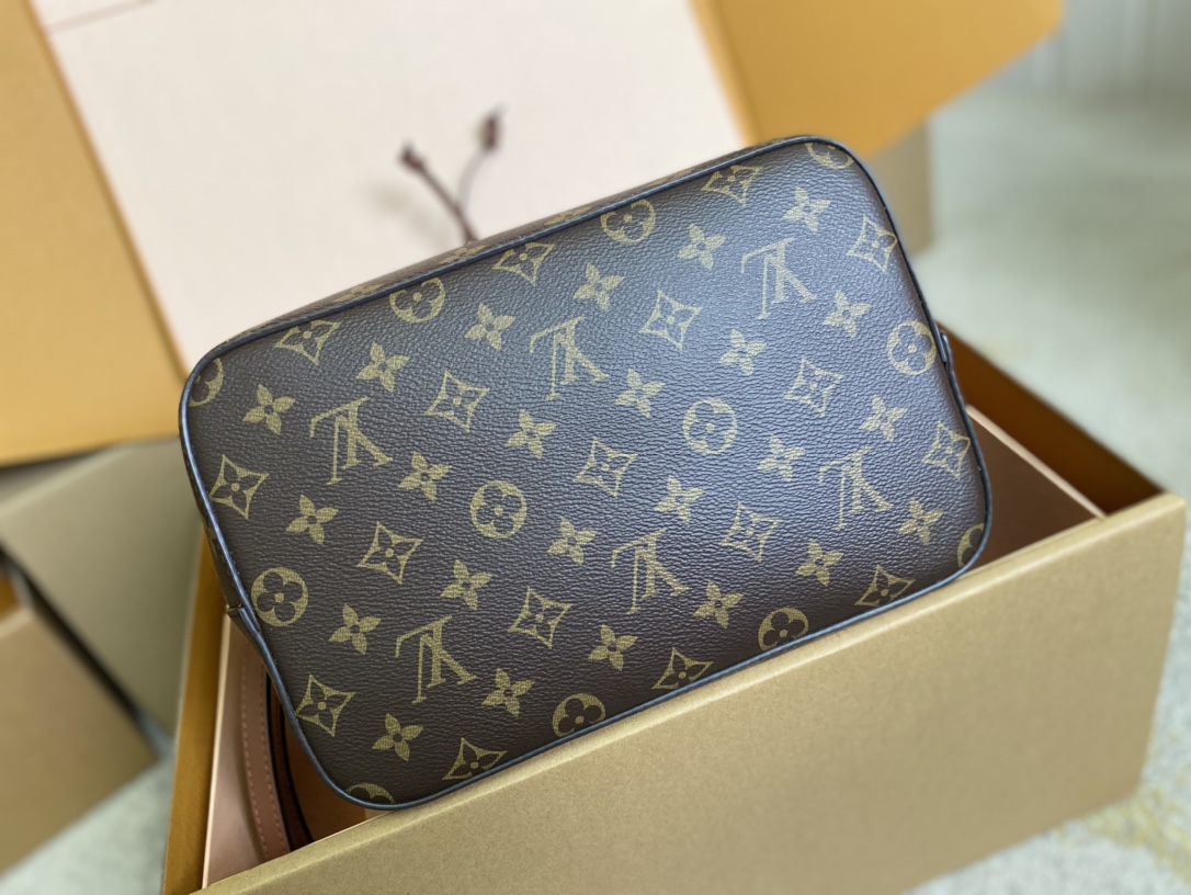 Louis Vuitton Bucket Bag Canvas Black M