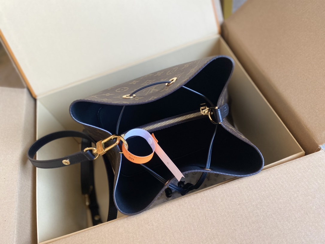 Louis Vuitton Bucket Bag Canvas Black M