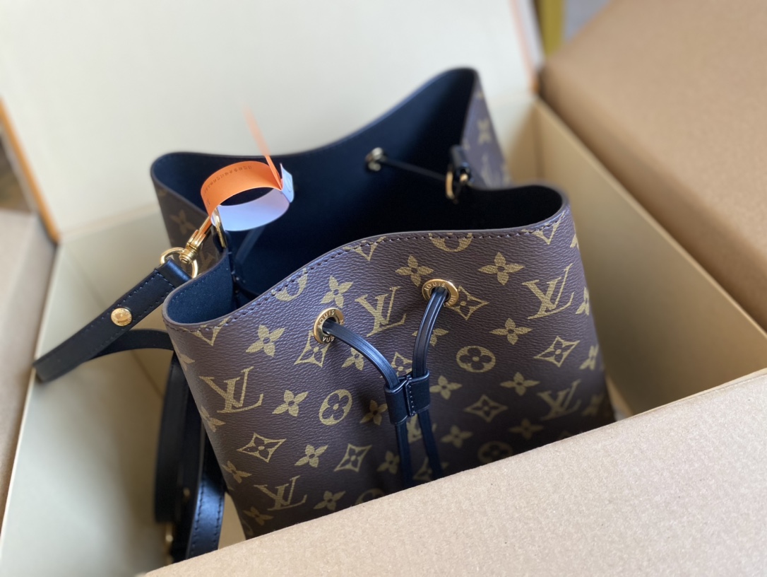 Louis Vuitton Bucket Bag Canvas Black M