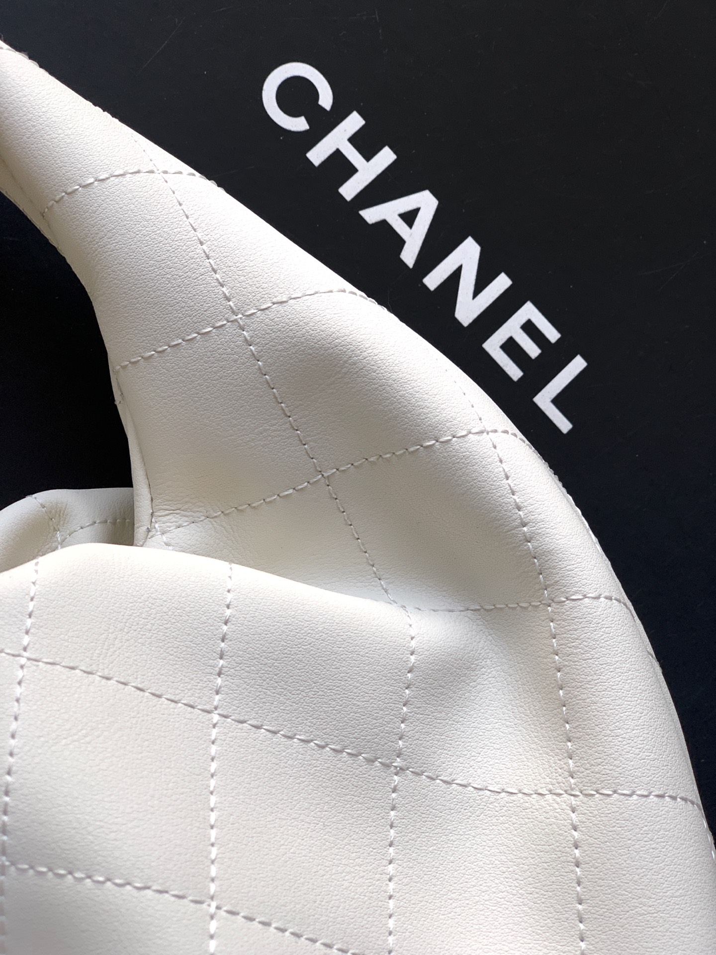 Chanel Male Basic Bag Cow Leather White 12cm-l-s