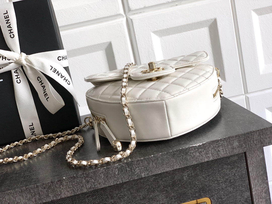 Chanel Clutch Bag Sheepskin White M-l