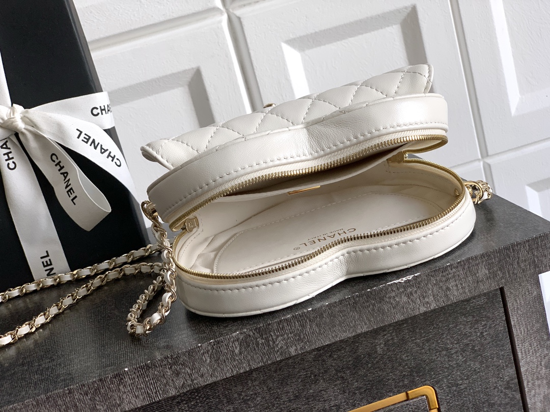 Chanel Clutch Bag Sheepskin White M-l