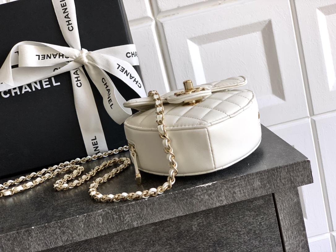 Chanel Clutch Bag Sheepskin White M-l