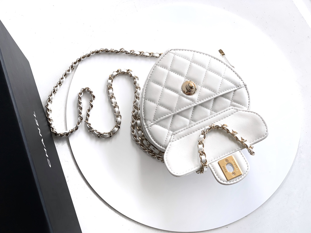 Chanel Clutch Bag Sheepskin White M-l