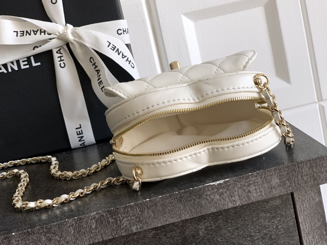 Chanel Clutch Bag Sheepskin White M-l
