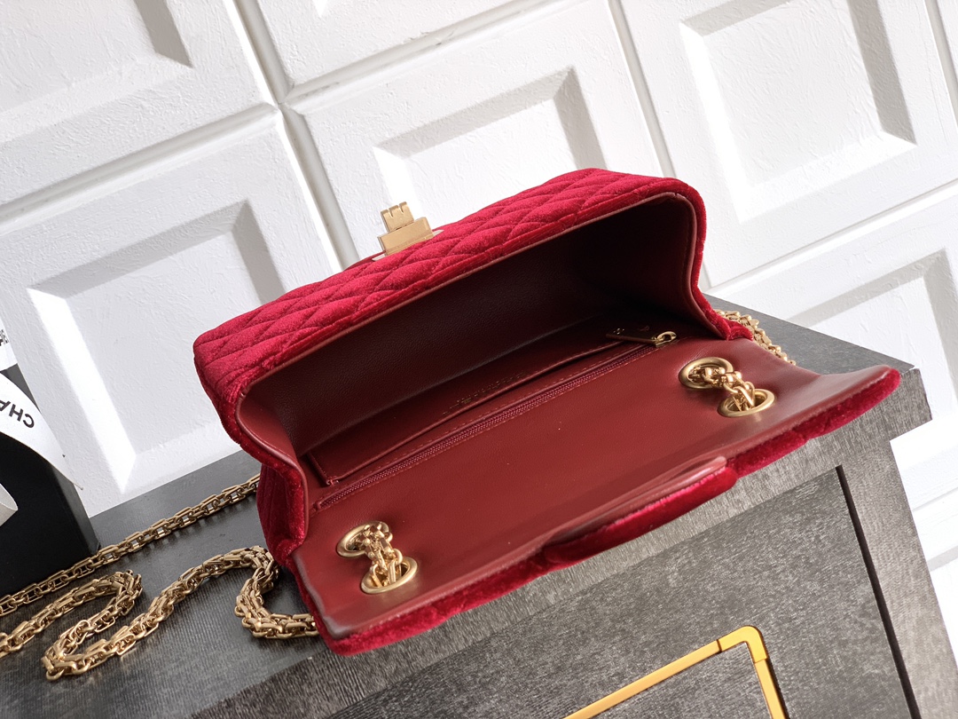 Chanel Female Basic Bag Black 20cm-m-l