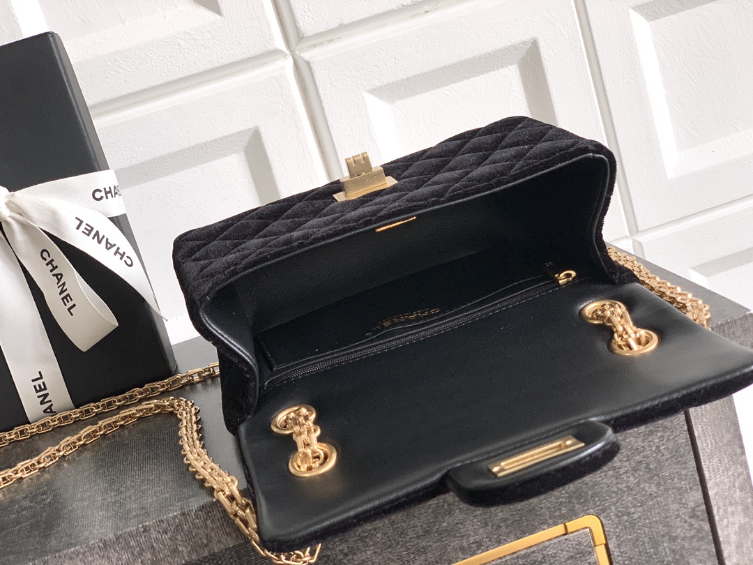 Chanel Female Basic Bag Black 20cm-m-l