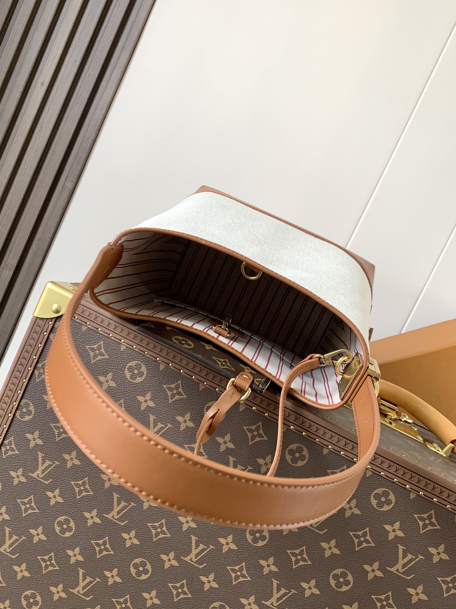 Louis Vuitton Basic Bag Cow Leather M-l