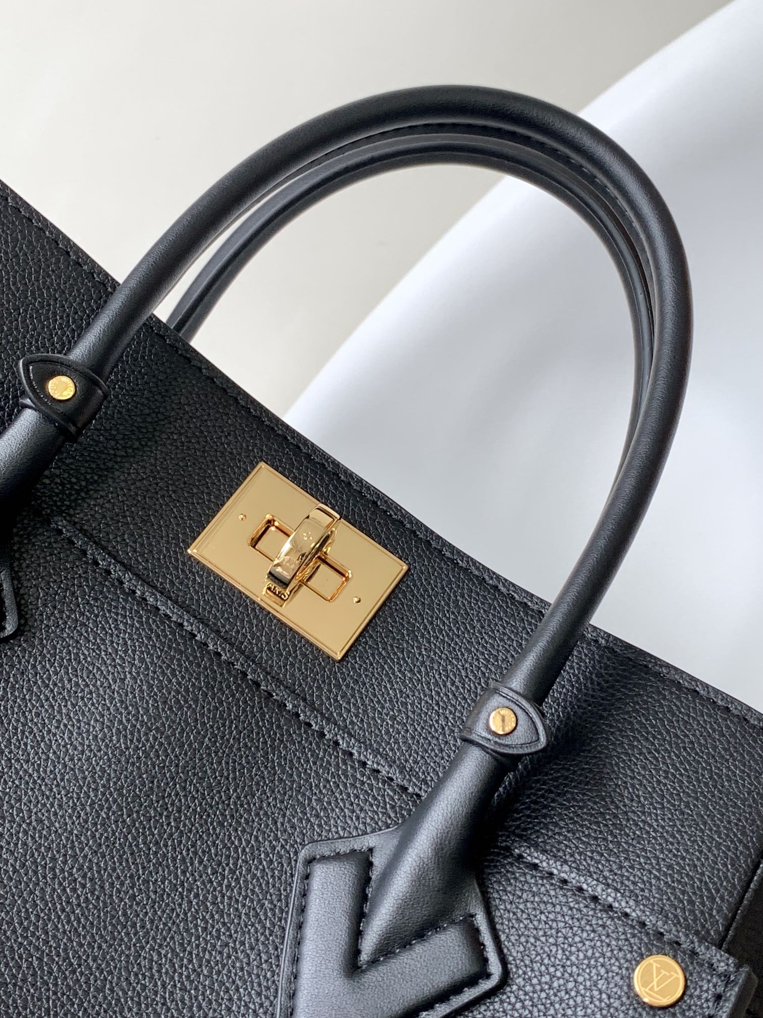 Louis Vuitton Basic Bag Cow Leather Black M-s