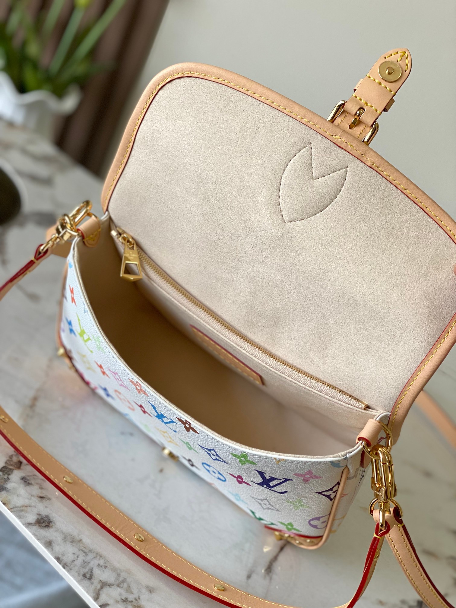 Louis Vuitton Basic Bag Canvas M