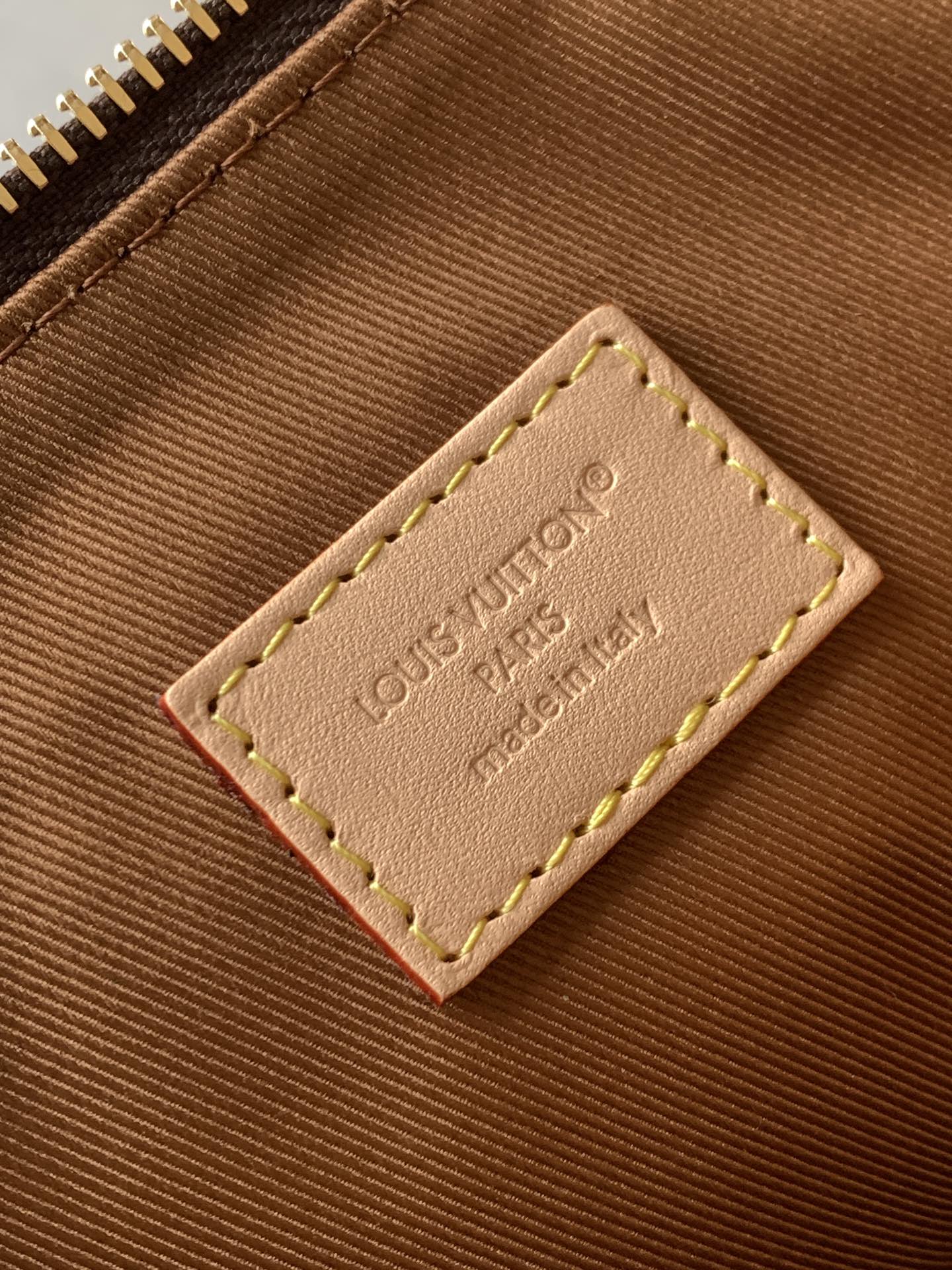 Louis Vuitton Male Basic Bag Cow Leather M-l-s