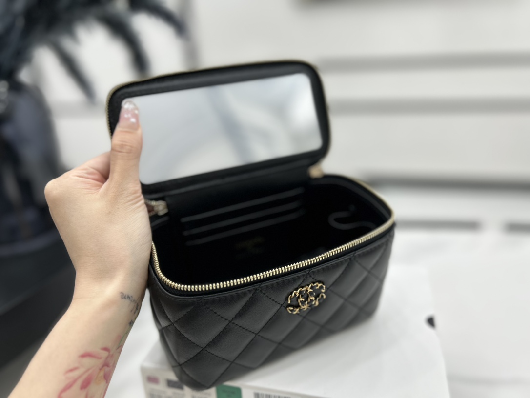 Chanel Crossbody Bag Sheepskin 17cm-l