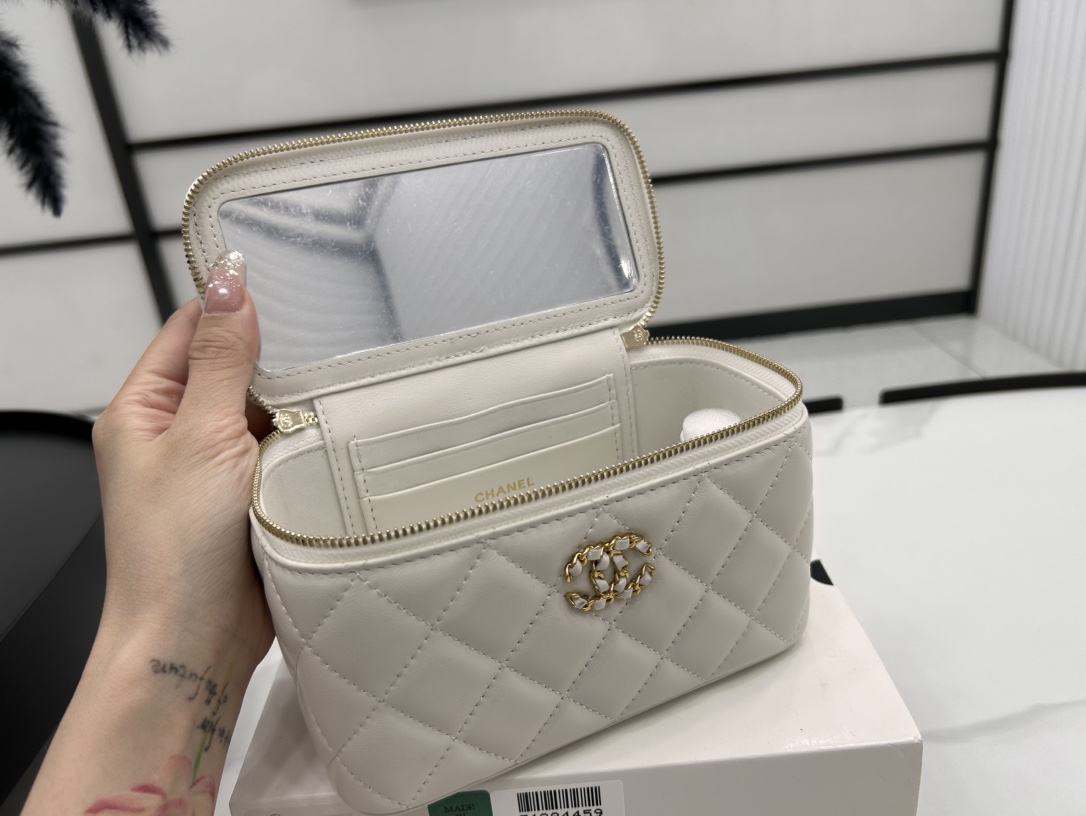 Chanel Crossbody Bag Sheepskin 17cm-l