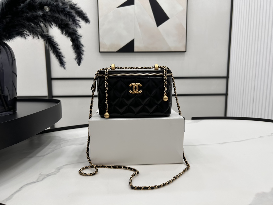 Chanel Basic Bag Cow Leather 17cm-l