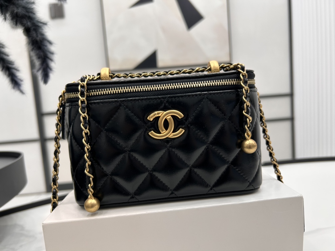 Chanel Basic Bag Cow Leather 17cm-l