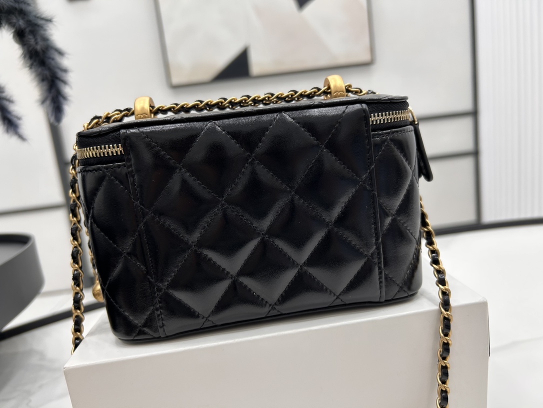 Chanel Basic Bag Cow Leather 17cm-l