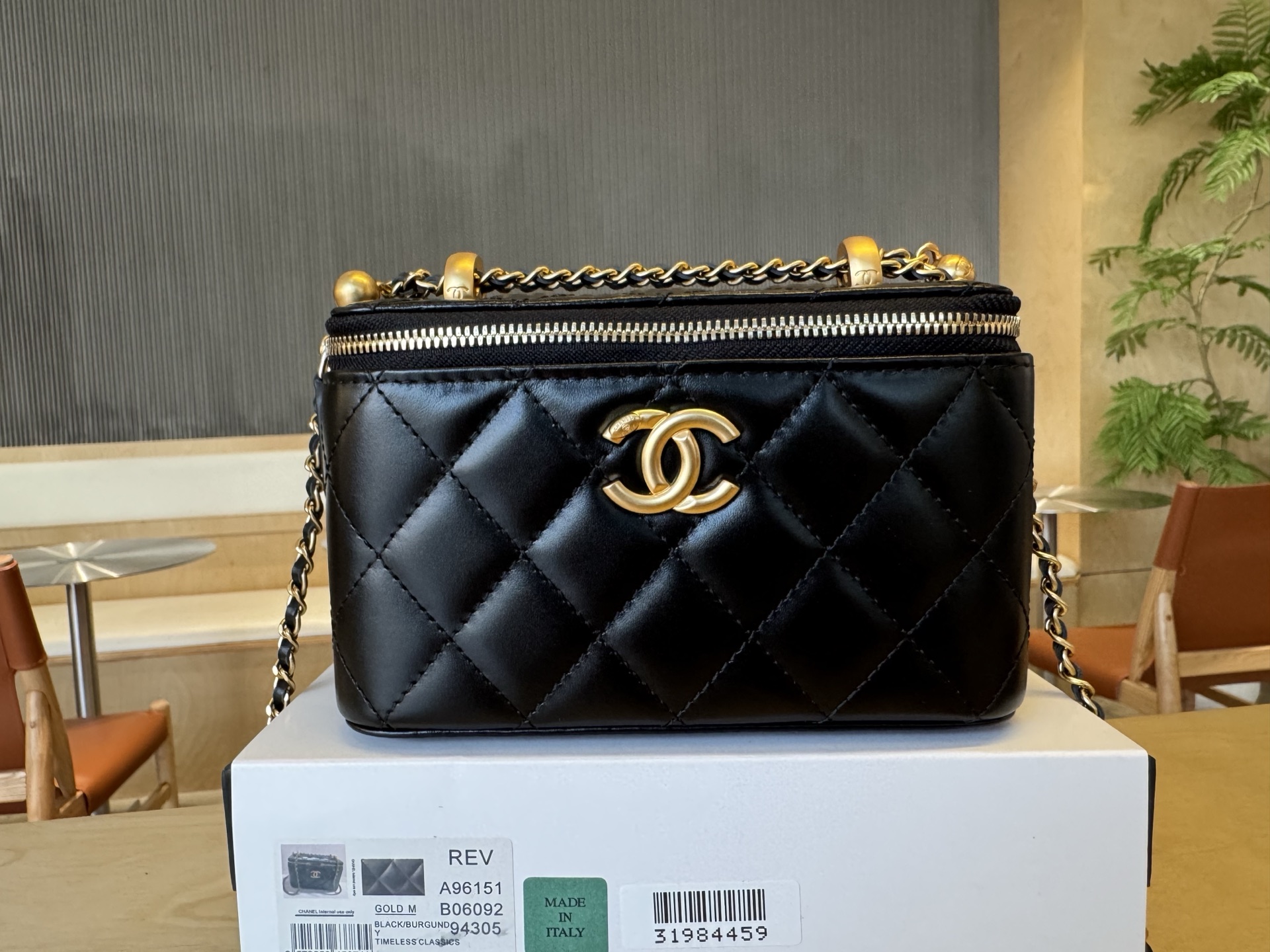 Chanel Basic Bag Cow Leather 17cm-l