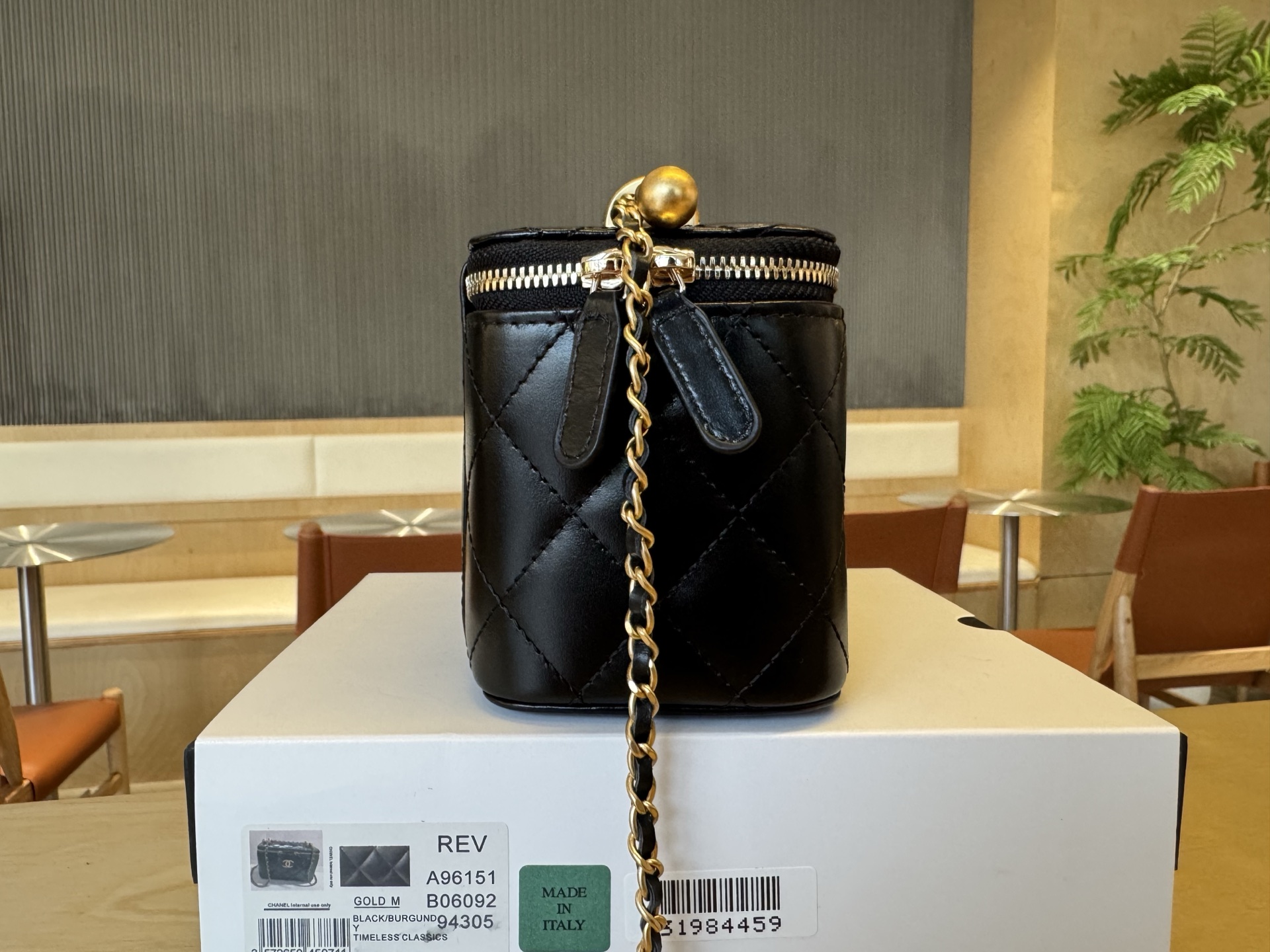 Chanel Basic Bag Cow Leather 17cm-l