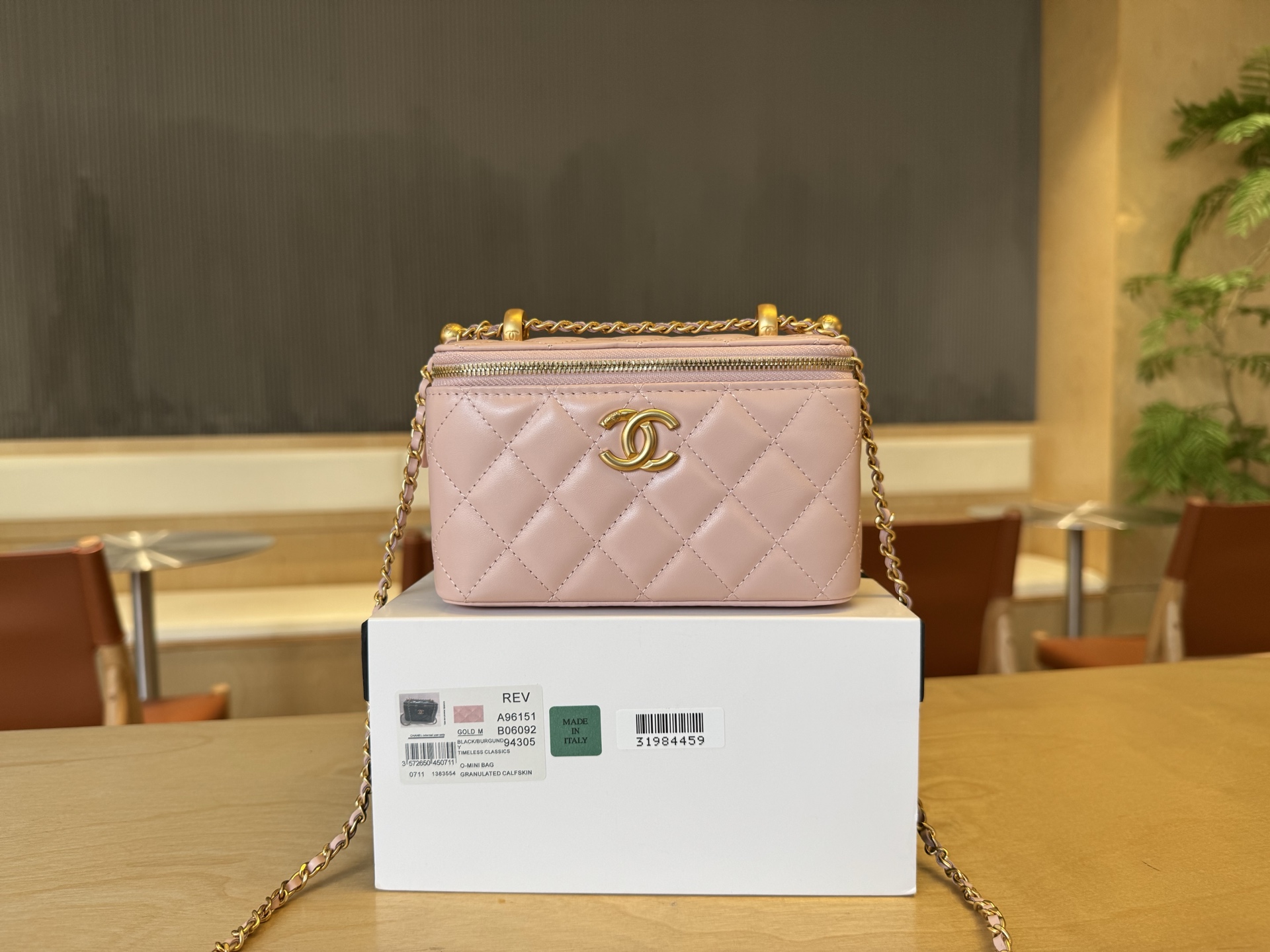 Chanel Basic Bag Cow Leather 17cm-l
