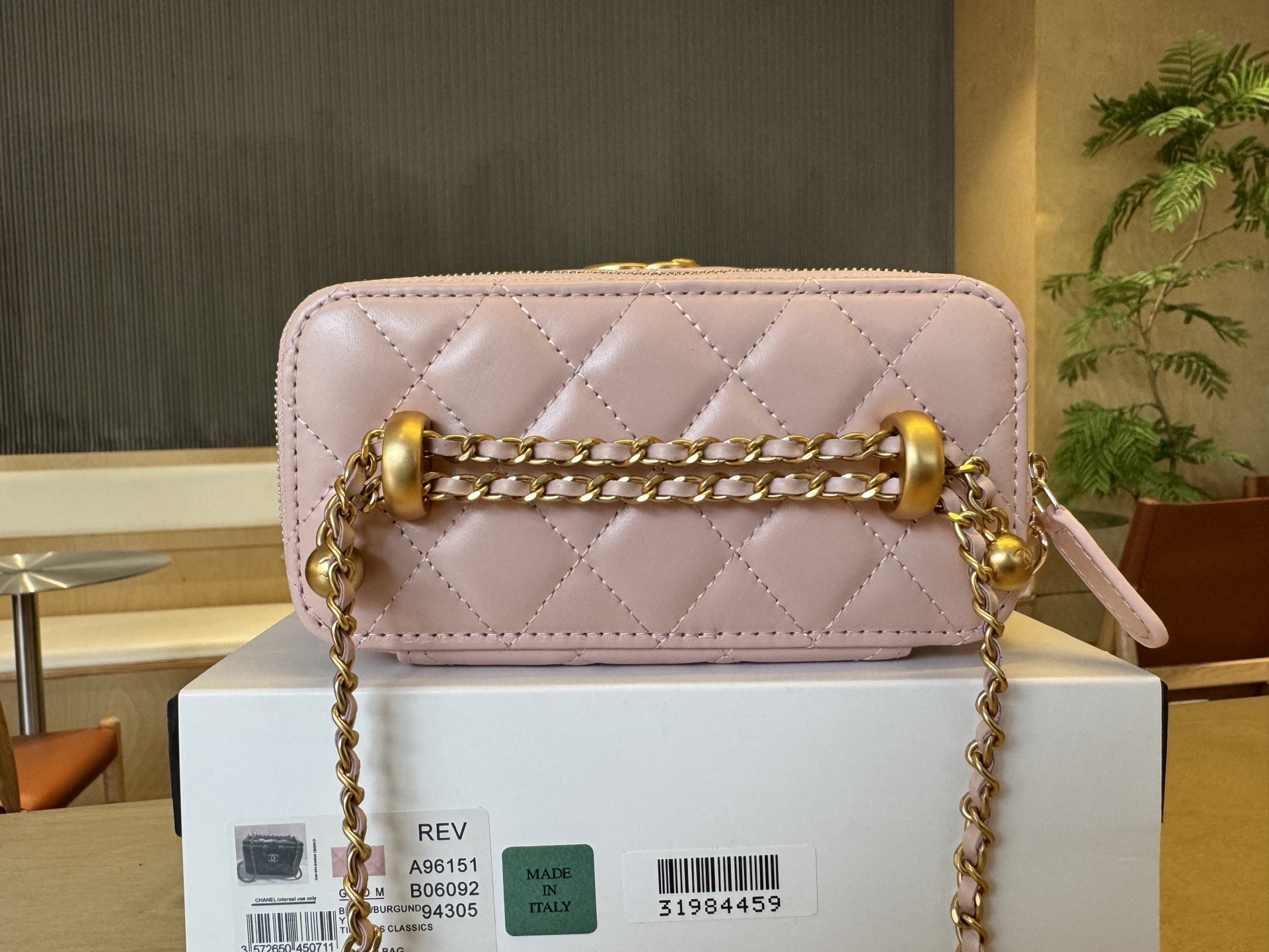 Chanel Basic Bag Cow Leather 17cm-l