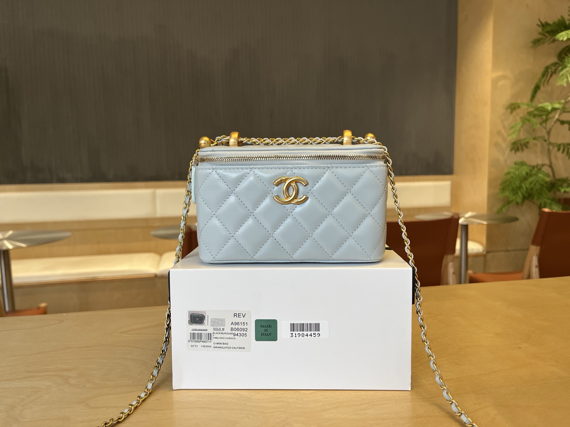 Chanel Basic Bag Cow Leather 17cm-l