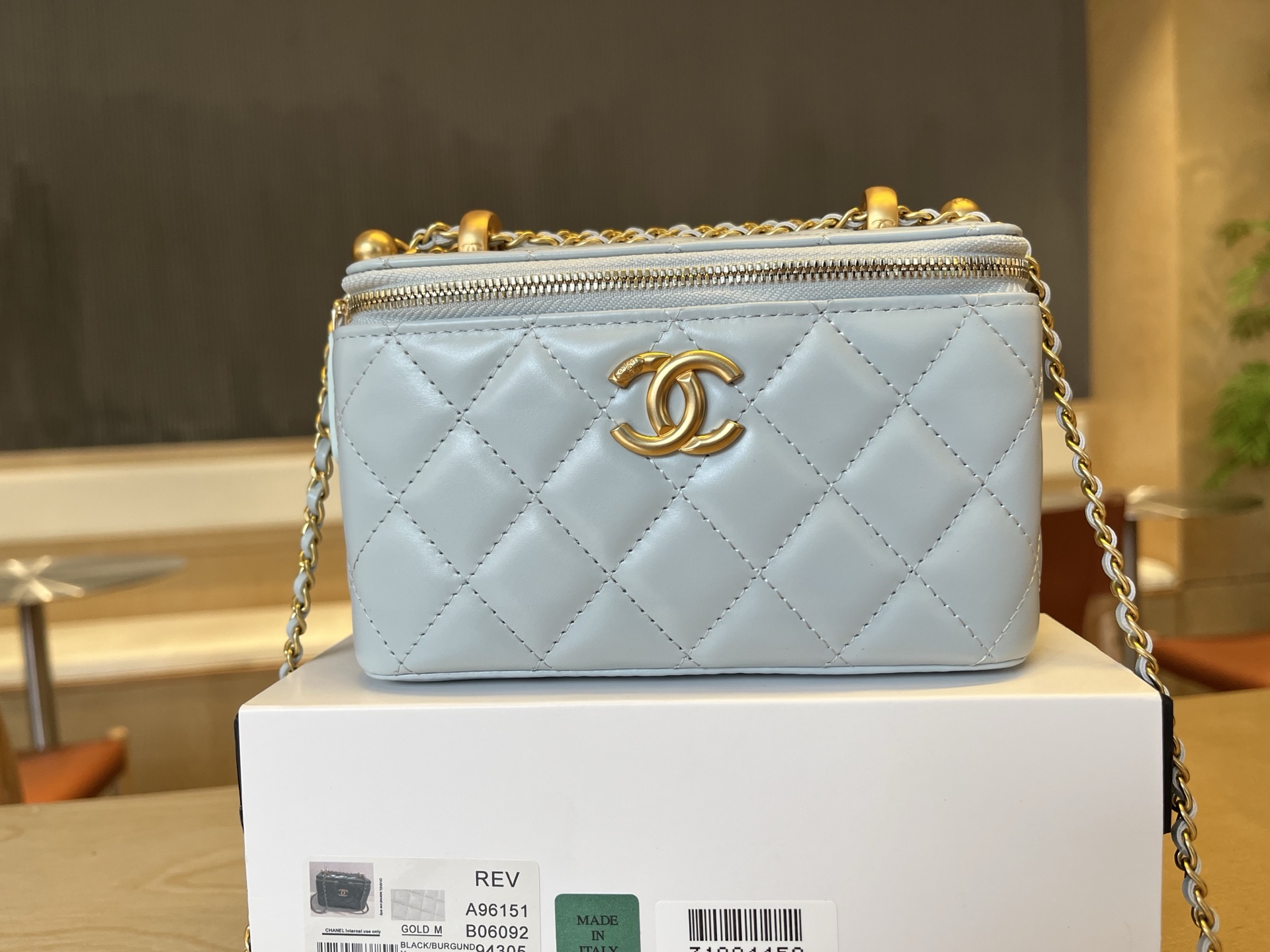 Chanel Basic Bag Cow Leather 17cm-l