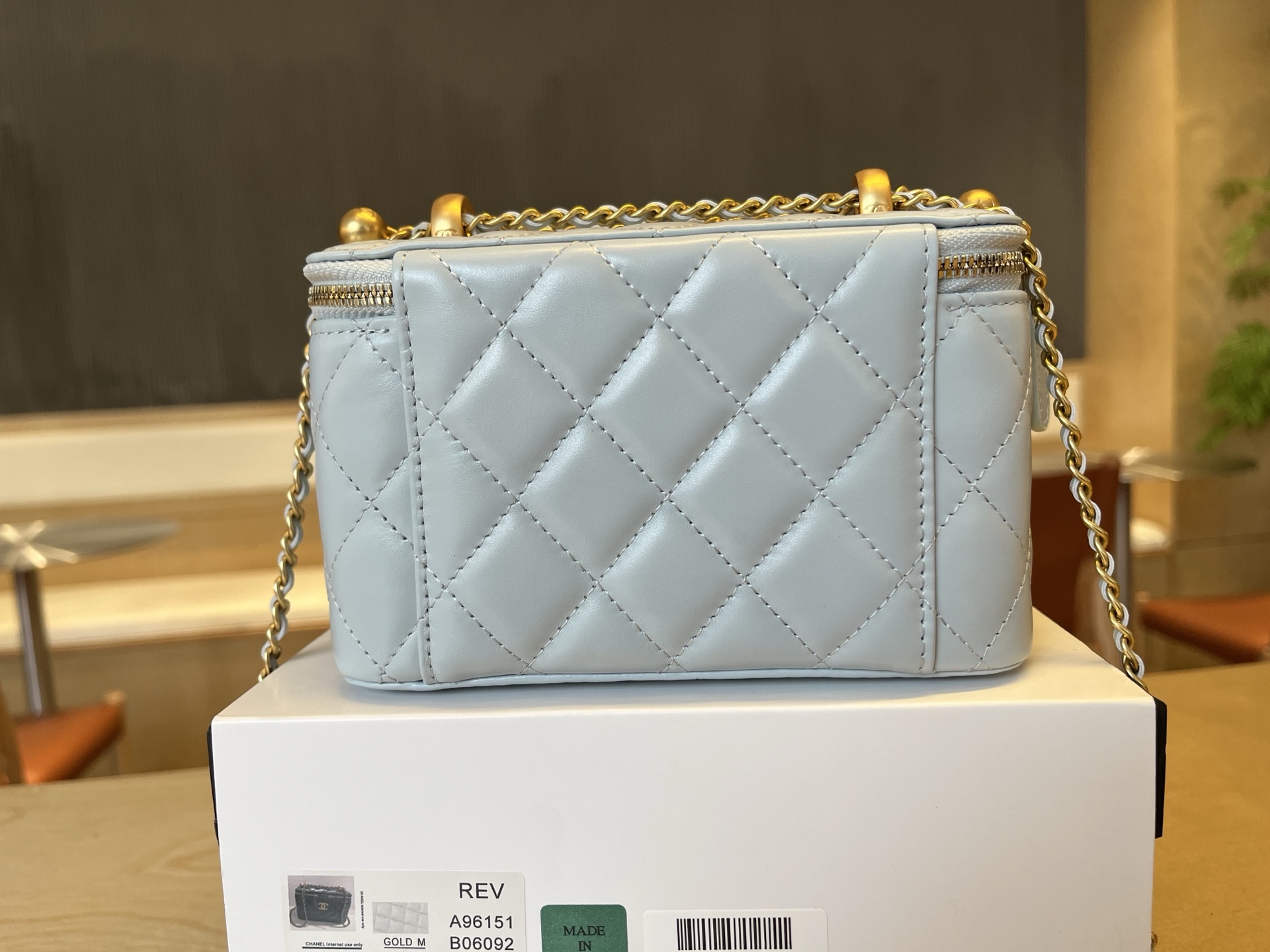 Chanel Basic Bag Cow Leather 17cm-l