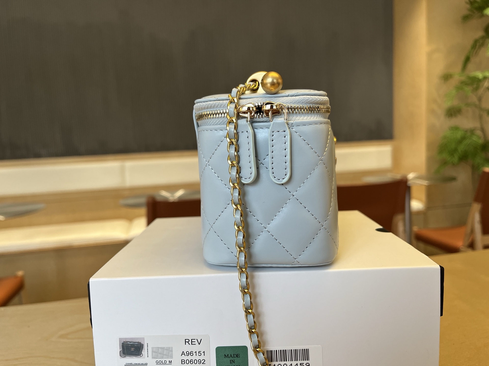 Chanel Basic Bag Cow Leather 17cm-l