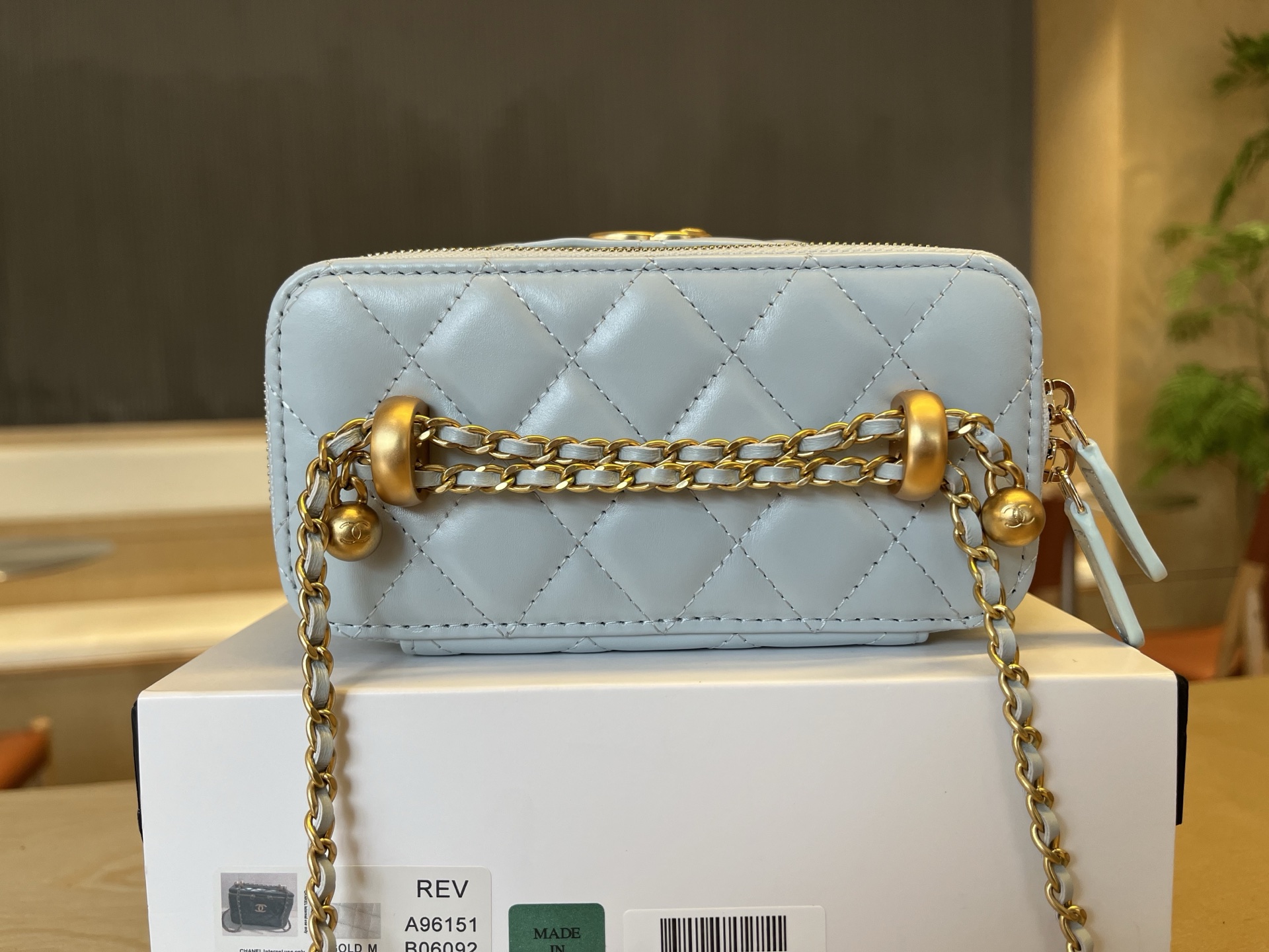 Chanel Basic Bag Cow Leather 17cm-l