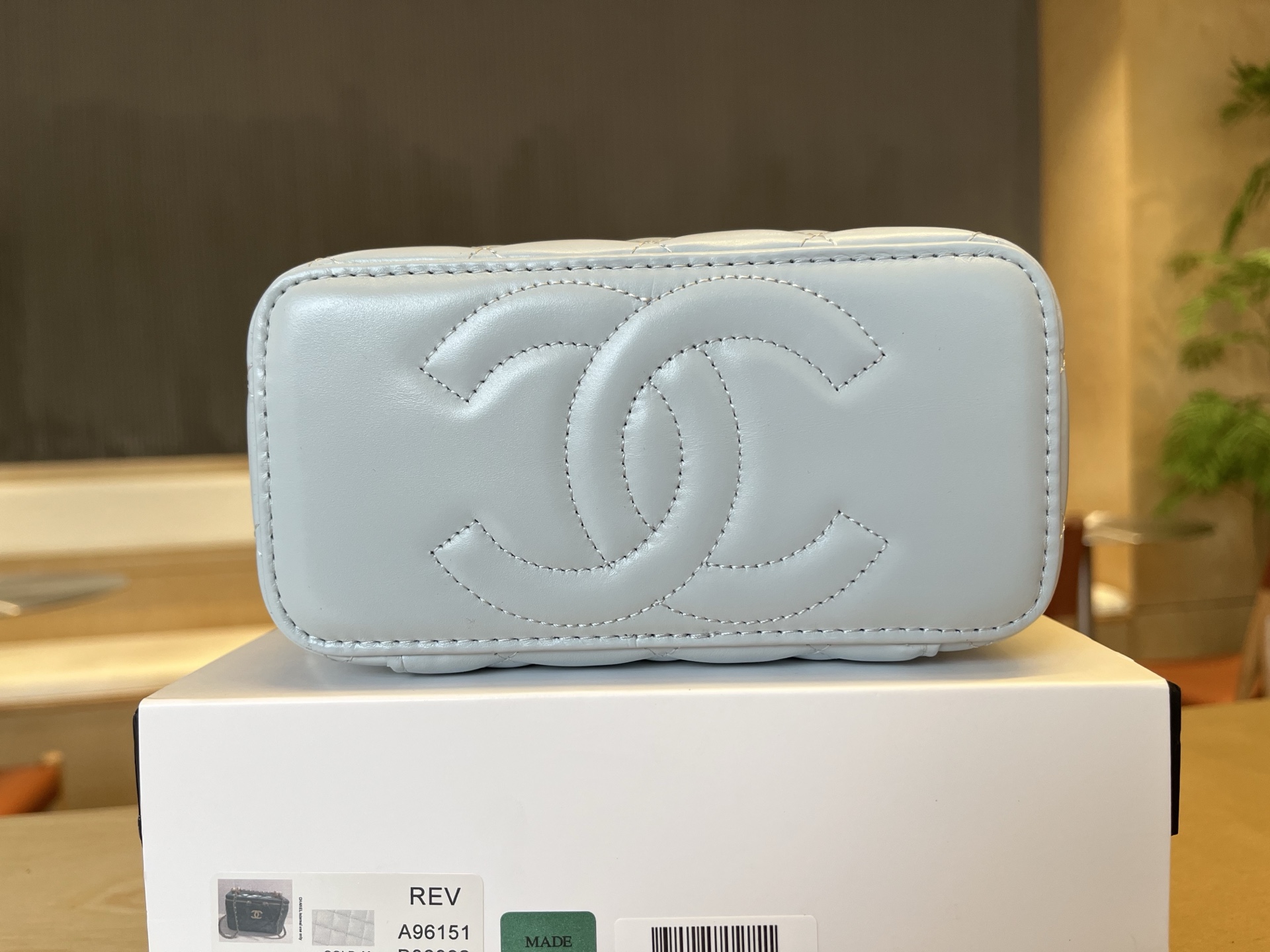 Chanel Basic Bag Cow Leather 17cm-l