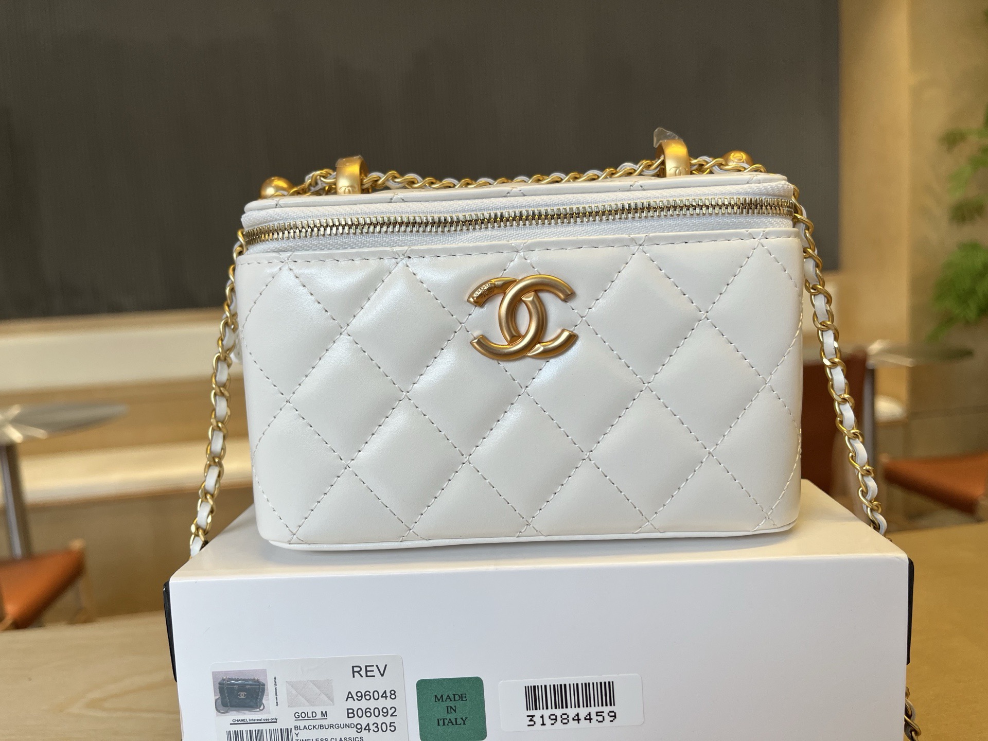 Chanel Basic Bag Cow Leather 17cm-l