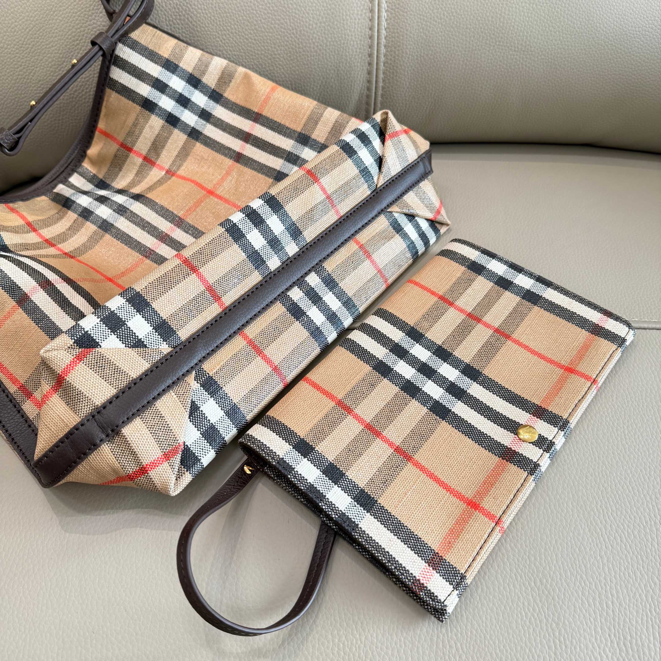 Burberry Tote Bag Cow Leather 31cm