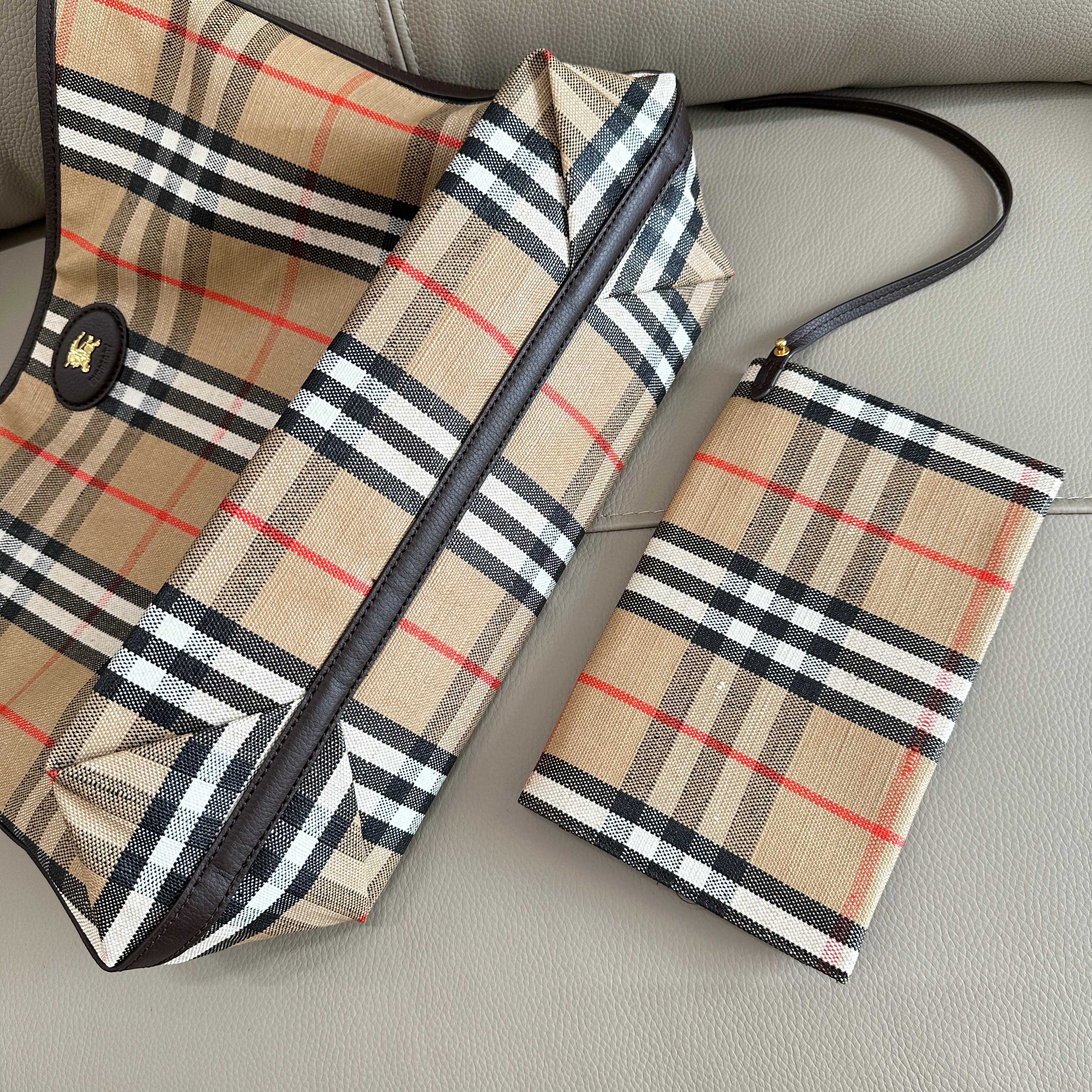 Burberry Tote Bag Cow Leather 38cm